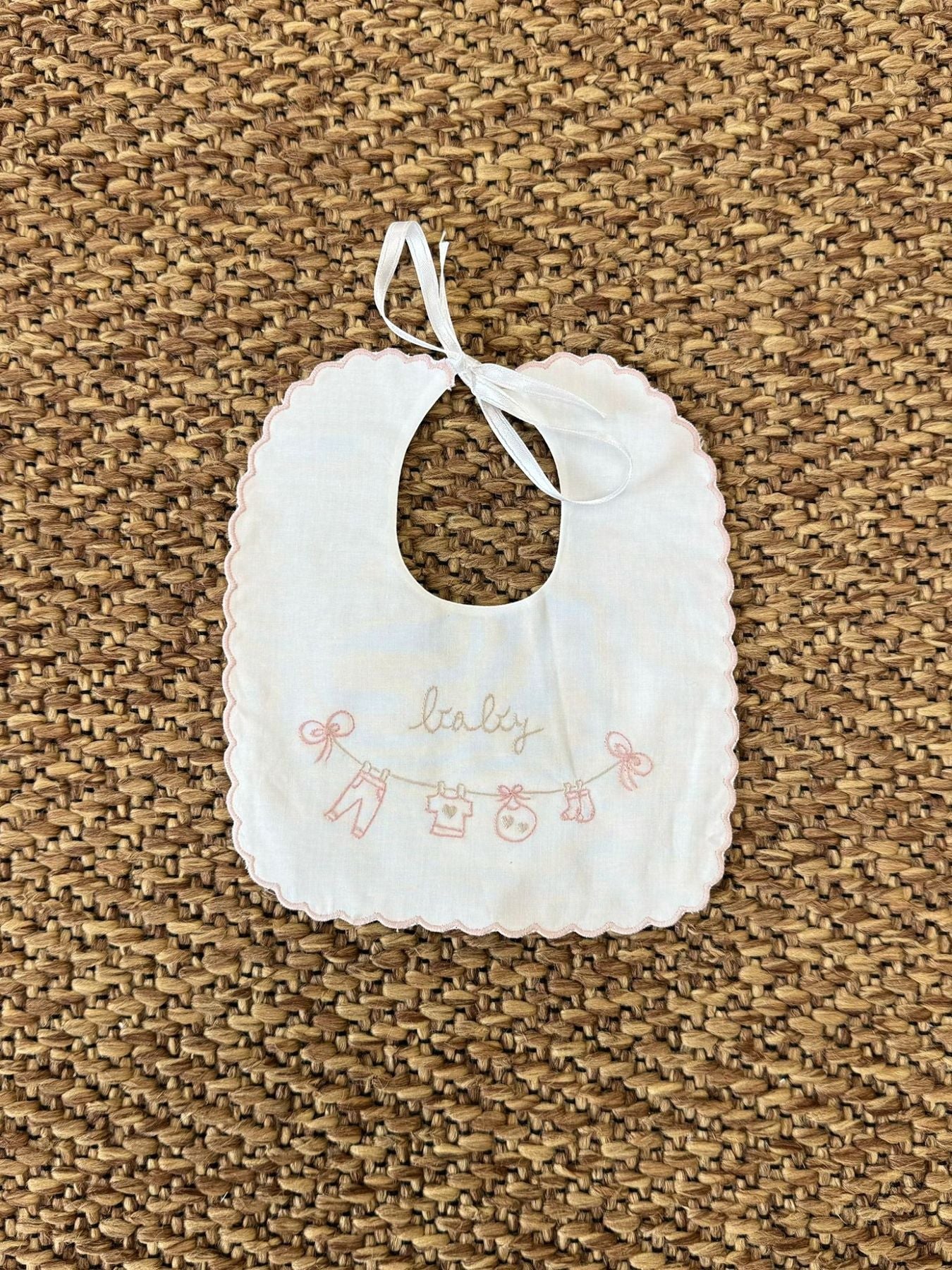 Bavetta ricamata a mano Neonata ROSA CLOTHES BAV 10/R corredino e abbigliamento neonato | NANU' BABY