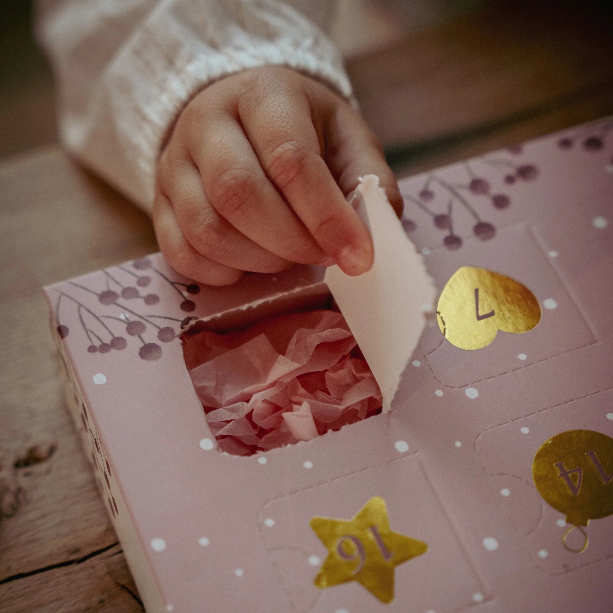 Calendario dell'avvento con regali (braccialetti, charms e stickers) Multicolore 126664 corredino e abbigliamento neonato | NANU' BABY