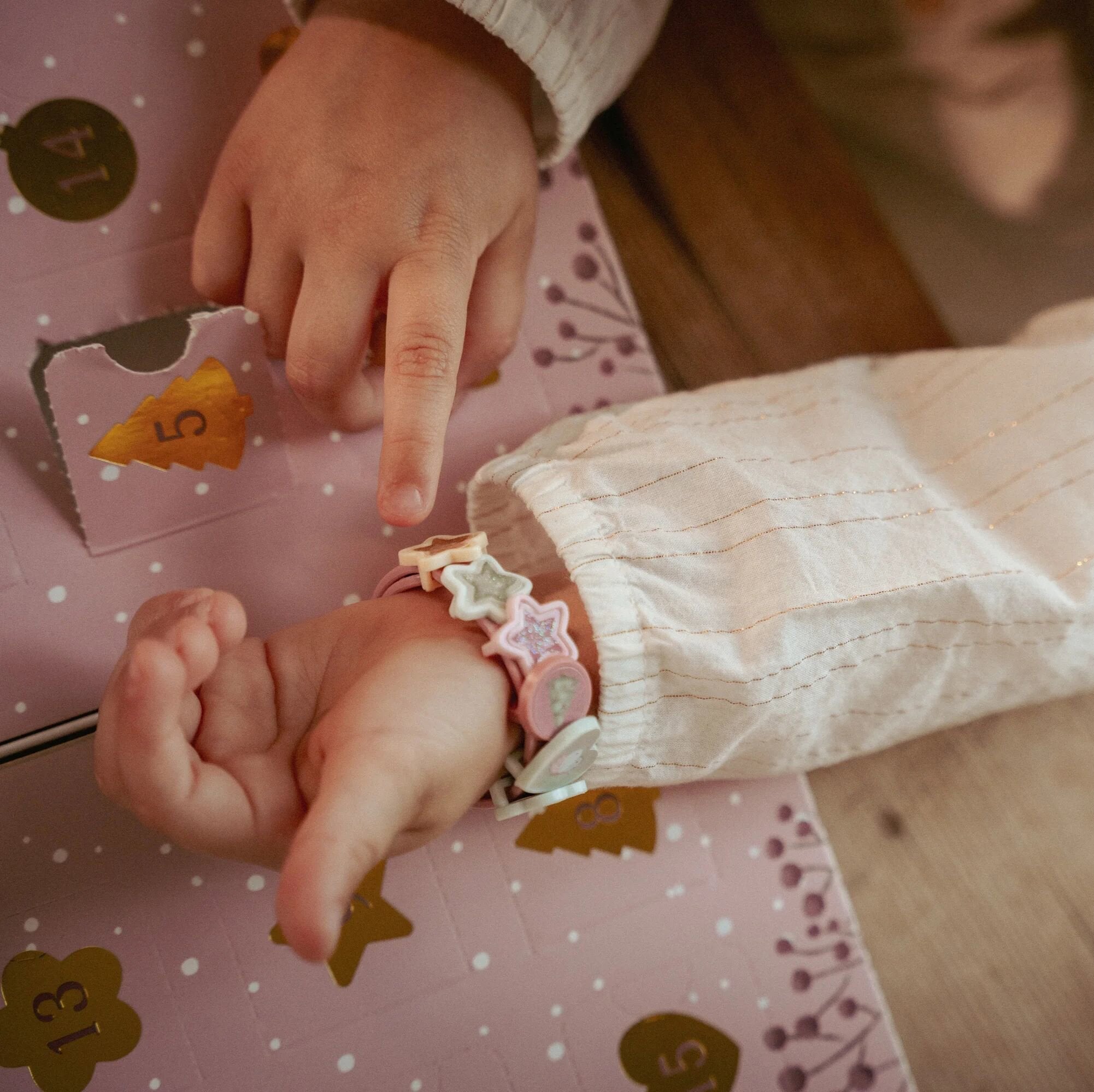 Calendario dell'avvento con regali (braccialetti, charms e stickers) Multicolore 126664 corredino e abbigliamento neonato | NANU' BABY